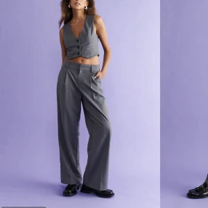 SET gina tricot - Kostym set från Gina tricot, de är low waist byxor och en jättesnygg kostymväst. Storlek xs på båda delarna, byxorna kostar 499kr nya och västen 399kr så tänker mig 500kr + frakt