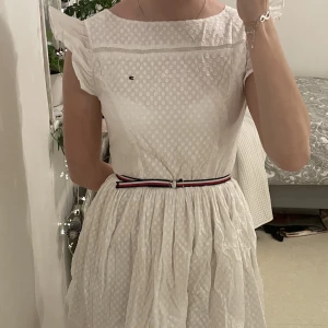 vit klänning  - vit klänning från tommy hilfiger ❤️💙