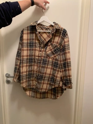Rutig skjorta - Använd ett fåtal gånger, fint skick. Tunnare flanellmaterial. Passar small/medium