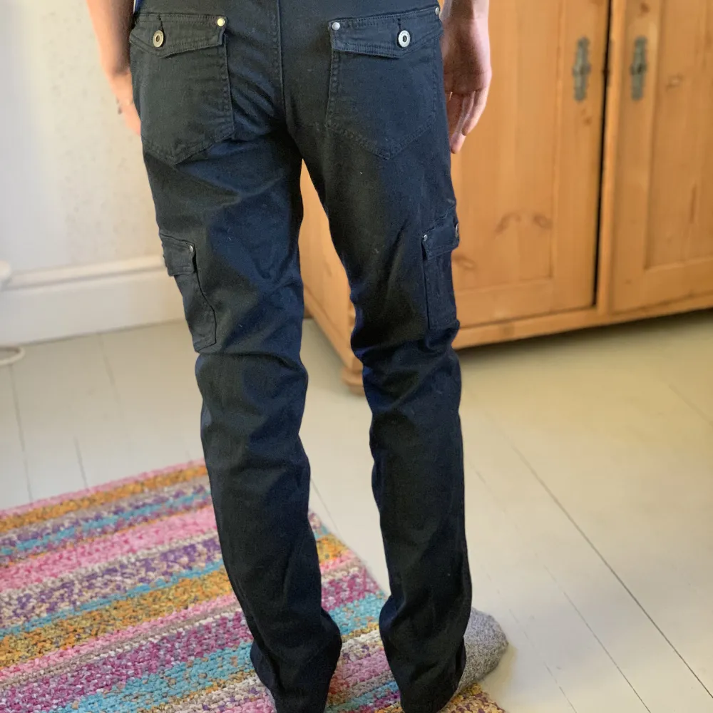 Mörkblå bomullsbyxor med sidofickor på benen. Oanvända.. Jeans & Byxor.