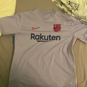 Fc barcelona  - Den är i storlek xl, den passar inte mig, har bara använt en gång och har inga problem med den, priset kan diskuteras 