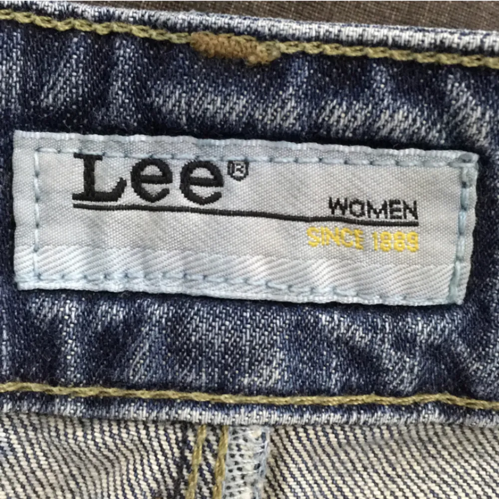 Säljer mina supersnygga Lee jeans. Jag är 160 och dem är lite långa på mig. Jag brukar ha storlek 26/30 men dessa passar på mig och är i storlek 30/31. 💕. Jeans & Byxor.