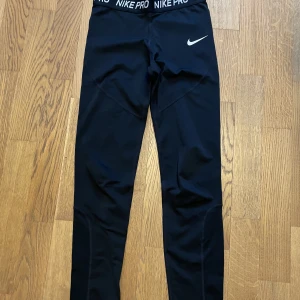 Nike träningstajts - Träningstajts i Nike i storlek XS.