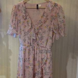 Sommar klänning  - Säljer den här klänningen som jag köpte second hand då den är för stor. 💐 Skickar inte kan bara mötas upp.