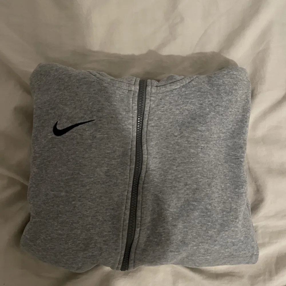 Säljer min gråa Nike hoodie då den inte kommer till användning. Den är köpt i somras och i jätte fint skick.. Hoodies.