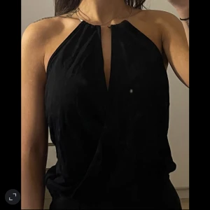 Topp med öppen rygg - Djup i ryggen. Toppen skulle kunna vara en one size 