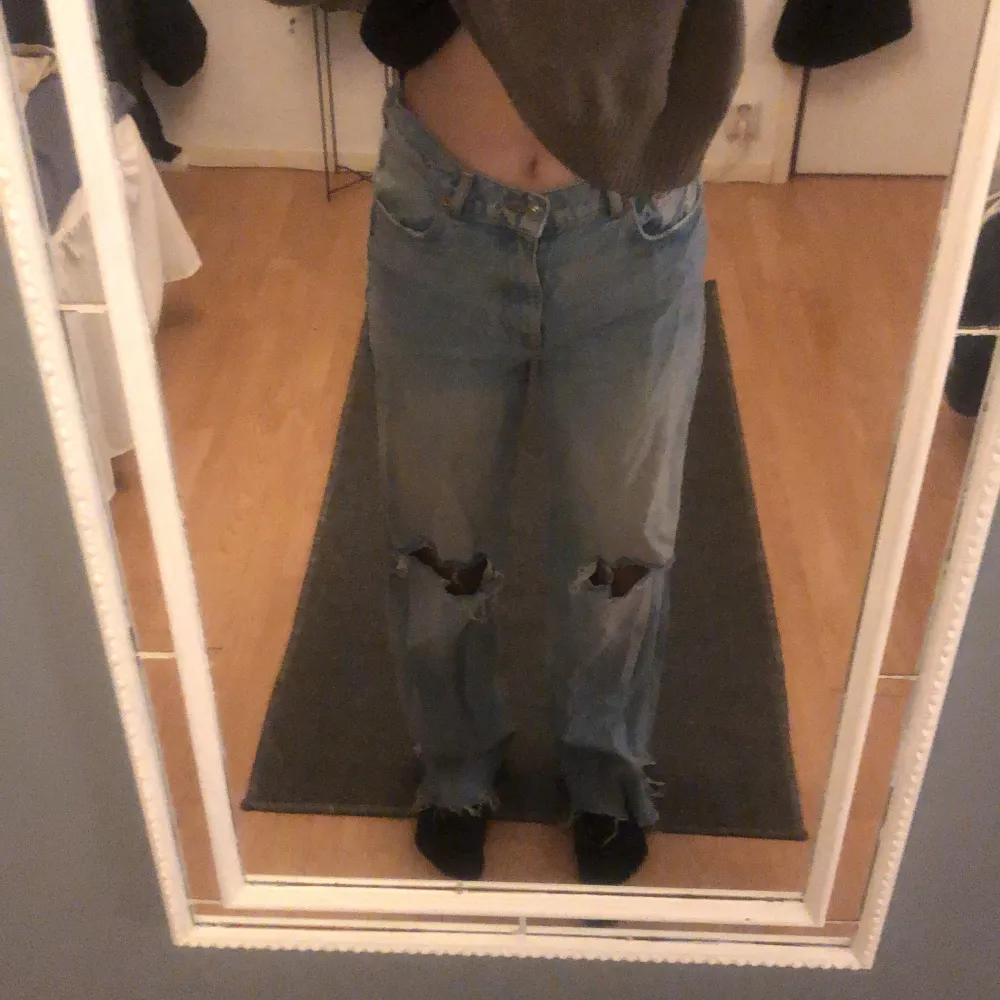 Jeans från zara,köpta för 599kr,knappt använda,är 174cm och dom går ända ner till marken som du ser på bild 3,vid mer frågor o bilder skriv privat,köp inte direkt🌹. Jeans & Byxor.