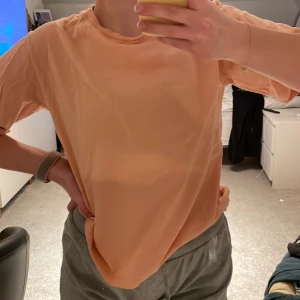 T shirts - 2 t shirts från lager 157. Säljer de tillsammans för 20kr. Går att köpa var för sig. En ljus rosa med tryck och en i färgen peach.