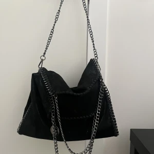 Väska - Säljer denna snygga Stella McCartney liknande väska då den aldrig kommer till användning 