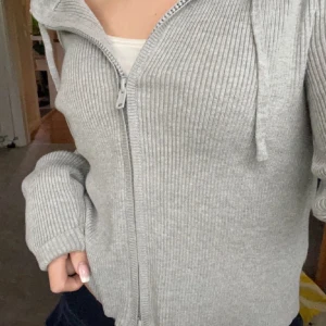 Kofta  - Tänka kolla intresse på denna super fina, grå ribbade slutsålda koftan från hm.  Den är använd vid ett tillfälle och ser ut som ny!  Säljer då jag har en likande. Köptes ny för 500kr. Kom privat för fler frågor💘