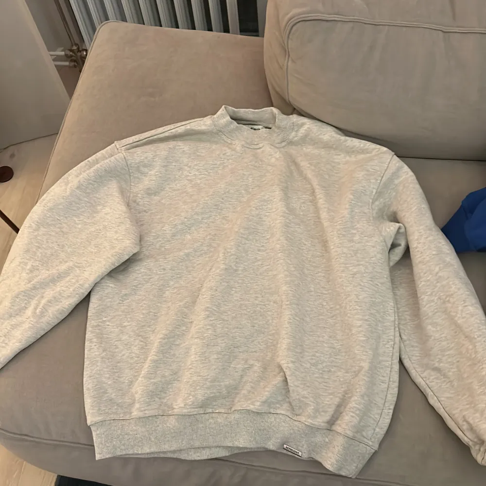 Säljer tre styckna sweatshirts från represent clothing. Lite oversized i modellerna och i storlek S i man. . Nypris Pär styck är  runt 1300kr och är aldrig använda. 750kr för en eller 1950 för alla. . Tröjor & Koftor.