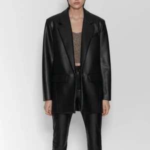Oversized faux leather blazer - Säljer denna kavaj i läderimitation. Har aldrig använts, med prislappar på. Den är oversized och passar någon i stl XS och S.
