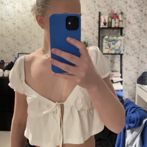 Fin blus - Säljer kläder pga utresning allt är i fint skick, köparen står för frakten 💙 oanvänd, lite förstor runt mina bröst tyvärr