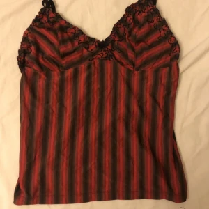 Randigt linne - Jättefint randigt linne i polyester, genomskinlig rygg och fina detaljer på linnets översida. 