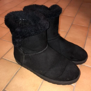 Vinterskor - Vinterskor storlek 37, men passar 38 bättre.  Använda endel men utsidan är fortfarande väldigt fin! Sulan inuti har dock plattats till och en ny extra sula skulle inte skada.