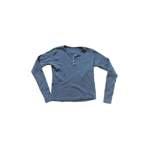 Farfars tröja blå - Så fin tröja med knappar! Från brandy melville. Använd 2 ggr då den inte riktigt är min stil. Köpte för ca 300kr