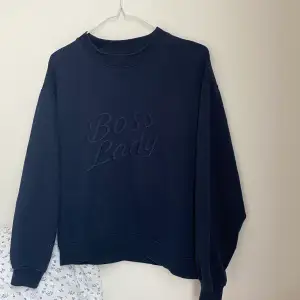 Marinblå sweatshirt från monki i stl xs. Broderad text på framsidan. 