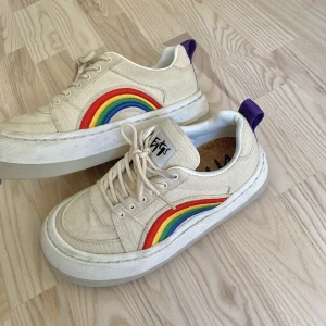 Eytys Sonic - Säljer mina Eytys Sonic! Använda ett par få gånger. Storlek 38. Nypris 2000-2200 kr 🌈💛