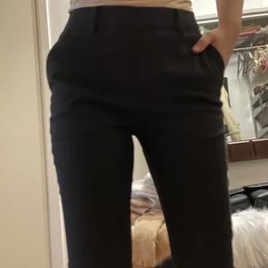 Slim fit byxor - Jätte mjuka och bekvämma byxor från uniqlo. Sitter perfekt .Använde fatal gånger. Storlek XS.