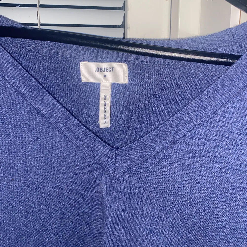 Helt oanvänd fin stickad blå tröja från märket Objekt. Underbart material .. Stickat.