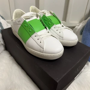 Valentino skor - Säljer nu mina underbara och sällsynta valle opens. Knappt använda skor med allt og förutom kvitto, allt annat medföljer. 9.5/10 skick, använda tre gånger, som nya. Storlek 40, sitter som 41/42. Sällsynt färg i grymt skick, nypris på 5700. Pris: 3000 sek