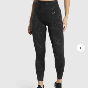 Gymshark leggings - Adapt camp seamless leggings från gymshark strl: XS. Oanvända träningsbyxor som jag har fått i present men är tyvärr lite för små.  Nypris 599 :- 🖤