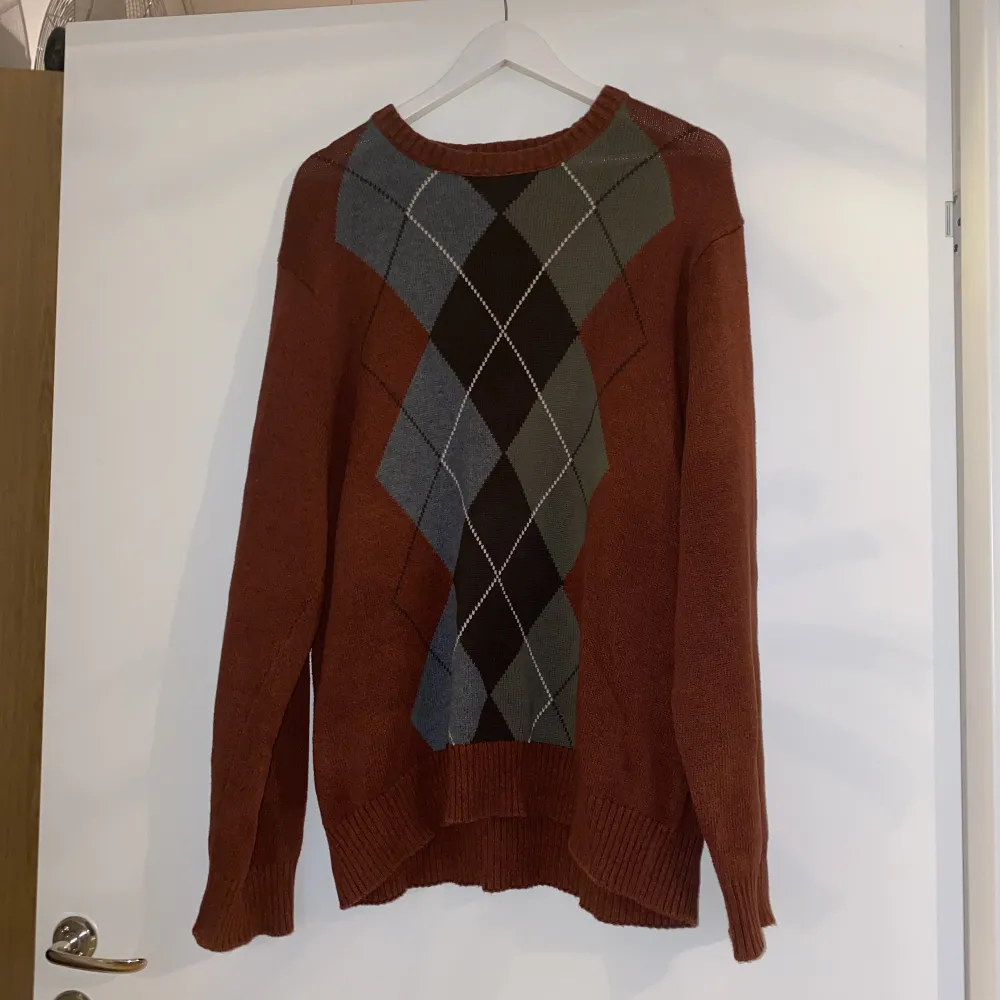 Jättemysig stor, roströd tröja med gröna, blå och bruna rutor 🕺 Bra skick men säljer då den är för stor för mig och eftersom det inte riktigt är min stil längre. 100% bomull och inte alls stickig :) pris kan diskuteras . Stickat.