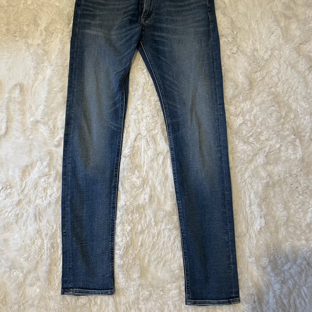 Blåa Lee Luke jeans slim fit  Storlek: 30x32  Bra skick inga fläckar  Frakt tillkommer. Jeans & Byxor.