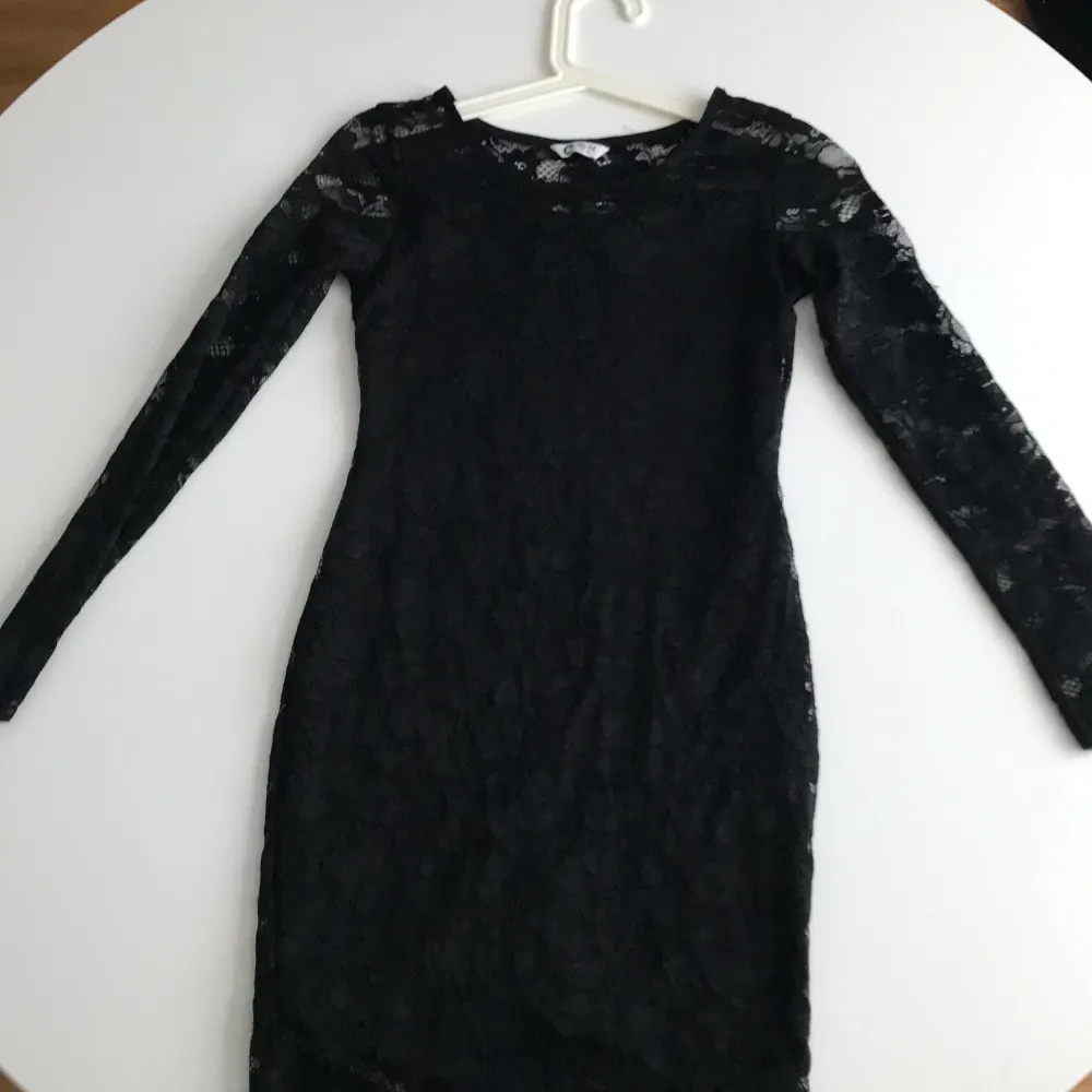 Detta är en svart spetsklänning . Har använts 10 gånger men har fortfarande bra kvalitet. . Klänningar.