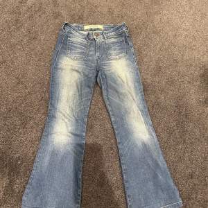 Lågmidjade jeans från wrangler med snygga fickor i fram i storlek W27 L 32. Frakt tillkommer 🤗💝