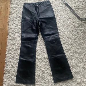 Lågmidjade Skinnbyxor  - Säljer dessa lågmidjade skinnbyxor eftersom jag har flera par. Dom är i 100% äkta skinn. De står storlek 38 på lappen men skulle mer säga att de passar 34/36. Står ej för frakt💕