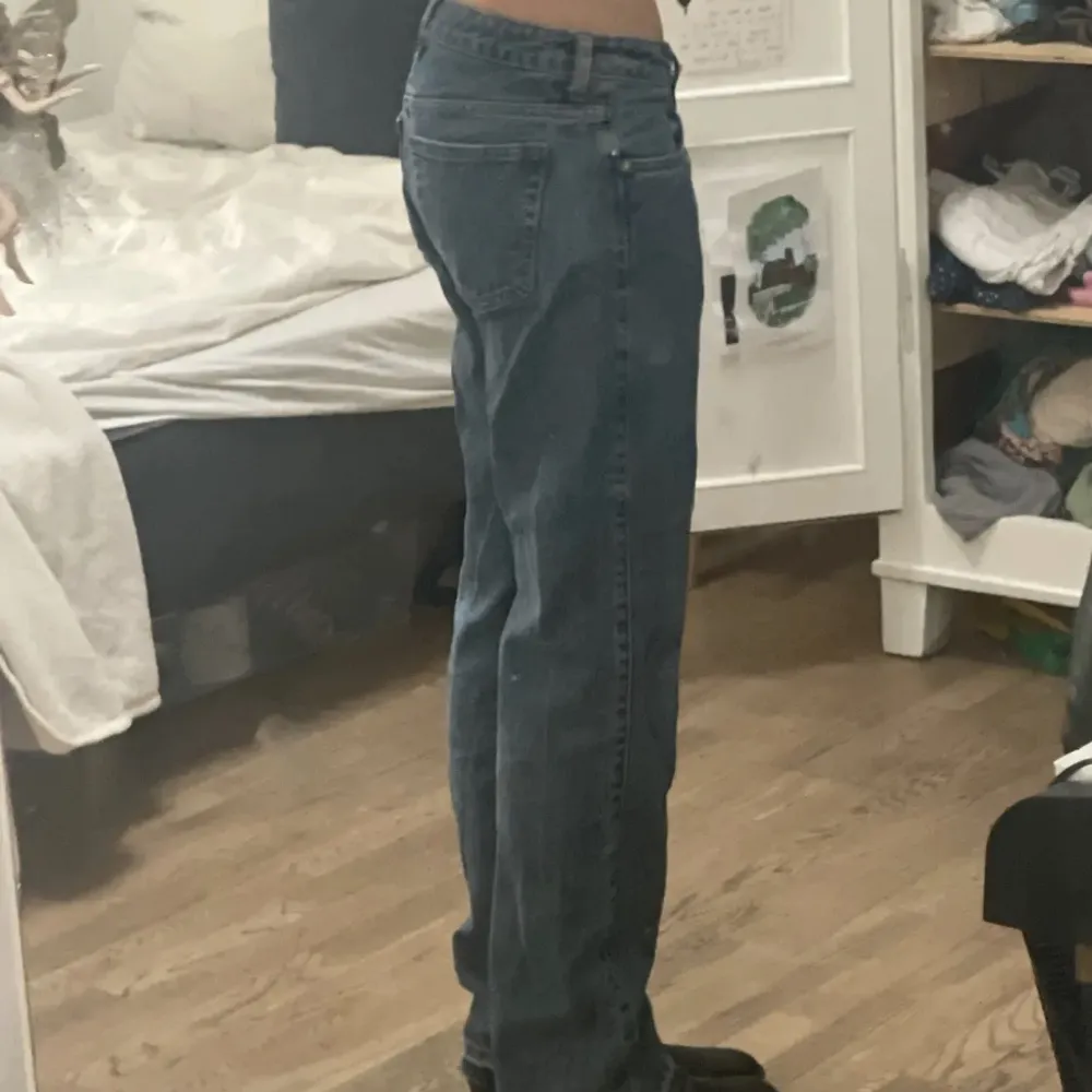 Lågmidjade jeans från Weekday i modellen Arrow! Riktig 00-vibe🧡. Jeans & Byxor.