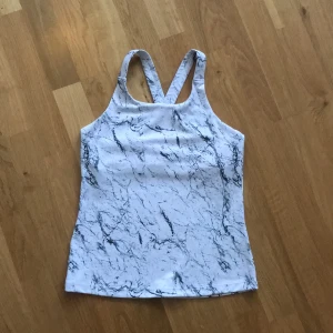 Träningslinne  - Knappt använt träningslinne med marmor mönster i jättefint skick. Storlek 36.