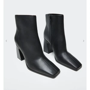 Boots  - Skitsnygga boots från Mango, aldrig använda, anledning till att jag säljer de är att de var ett snäpp för små för mig och då jag inte har en mango i närheten inte kunde lämna tbx de. Pris kan som alltid diskuteras, frakt ingår ej i priset köparen står för