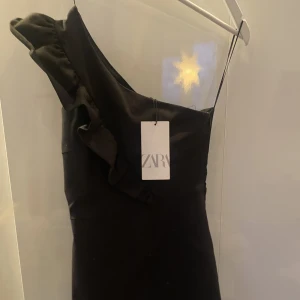 Klänning - Säljer min oanvända klänning som har shorts bak och lite öppen rygg🖤 köptes för 349 prislapp kvar🤍