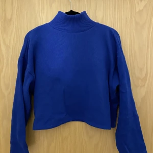 Blå stickad tröja  - Blå stickad tröja från Zara. Använd 1 gång. För kort i ärmarna för mig som är 173 men passar nog bättre på någon kortare. 