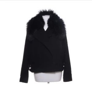 Meotine liknande kappa från Filippa K  - Super snygg och trendig Filippa K kappa med pälskrage! Fint skick och inga defekter ( vid snabbköp så kan priset diskuteras) OBS råkade ta bort det förra inlägget med samma kappa, därav nytt inlägg!💞