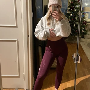 Gymshark tights - Lila/vinröda gymshark tights i storlek S, markeringar under rumpan för att framhäva formerna mera. 