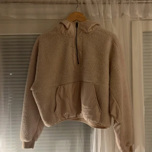 H&M Sport Beige teddy Hoodie! Strl M - Nästintill oanvänd träningshoodie, är lite croppad och därför för liten för mig! Annars jättebra skick, Strl M. 