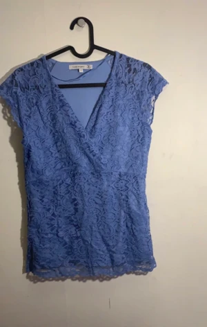 Summer shirt  - Dn ljummen blå, tunn T-shirt, kortärmad med blommiga mönster. Den passar väldigt snyggt med en blå jeans!