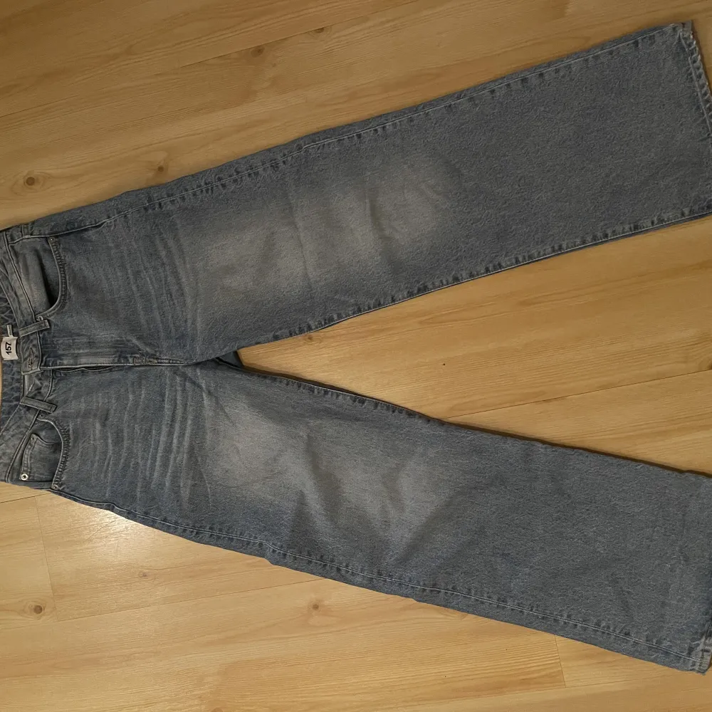 Jeans från lager 157, långa, vida och höglidjade. Ljusblåa, modell: boulevard . Jeans & Byxor.