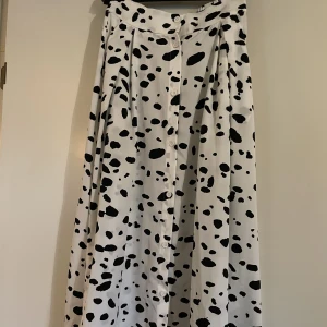 Ny midikjol i animaliskt mönster - En ny midikjol med knappar i animaliskt mönster. Monki, storlek XS. Aldrig använt.