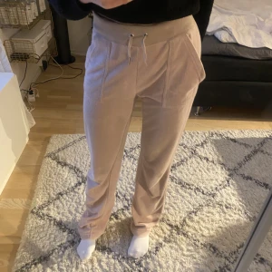 JUICY BYXOR - Säljer mina rosa juicy byxor i handuksmaterial igen pga oseriös köpare. Storlek XS men passar även S. Metallknaoparna där bak har små repor, kom privat för fler bilder!