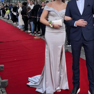 Balklänning - Säljer min balklänning från Kristina Brud och Fest inne i Jönköping, använd utav mig och en tjej till. Behöver kemtvätt pga lite fläckigt släp, annars i bra skick. I storlek 36/S och har lite stretch💕💕Nypris vart runt 4000kr !!❤️