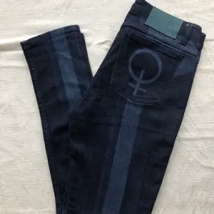 Stockholmsdesognern Naim Josefi jeans. Storlek 27/32. Printet på fram och baksidan samt kvinnosymbolen är gjorda med laser.  Midja: 74cm Längd: 98 cm