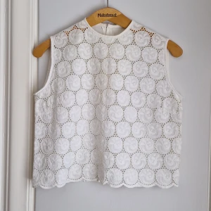 Finaste vintageblusen!!  - Min allta finaste vintgeblus, med otroligt "håligt" tyg och vacker kant nedtill.  Knappar på ryggen. Otroligt skick! Gissningsvis 50-/60-tal.  Perfekt till sommaren med linne eller bara bh under. Ganska kort modell. Inte formsydd. Bystmått: ca 45 cm x 2