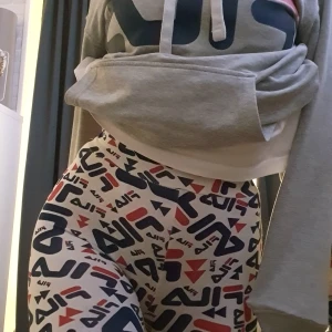 FILA JUNKYARD leggings xs - Tights från Junkyard med märket Fila, kostade runt 500ingen. Xs stretchiga som fan. 95% bomull 5%elastan. Glöm inte att kolla övriga annonser