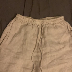 Chelsea linnebyxa  - Jag säljer min beiga  Chelsea linnebyxor i storlek xs, köpta på zalando för ca 600 kronor. Säljer då dem inte kommer till användning längre. Pris kan diskuteras.
