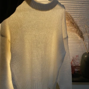 Stickad tröja - Vit oversize stickar tröja i storlek S men skulle säga att den sitter som M💗