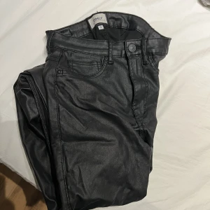 Skinnbyxa  - Skinnbyxa med smala ben ifrån Only, storlek S, längd 32